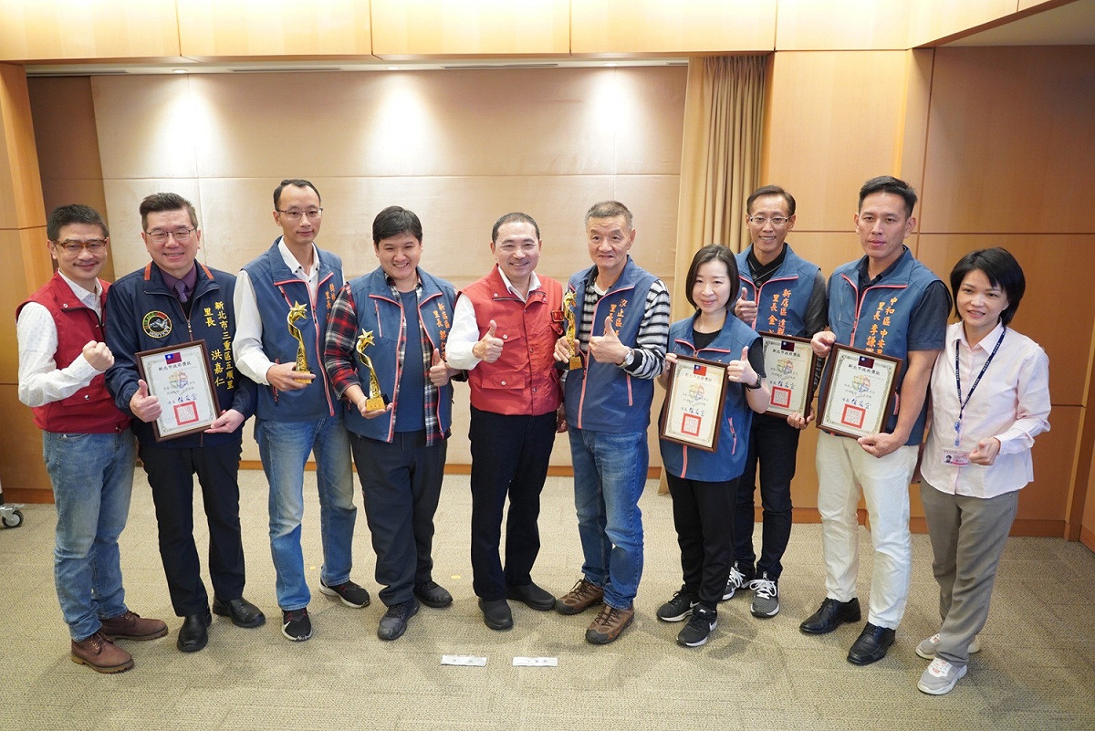 新北市「2021友善動物傑出里長」名單出爐，由市長侯友宜親自頒獎，農業局長李玟（左一）、動保處長楊淑方（右一）陪同。 圖：新北市動保處提供