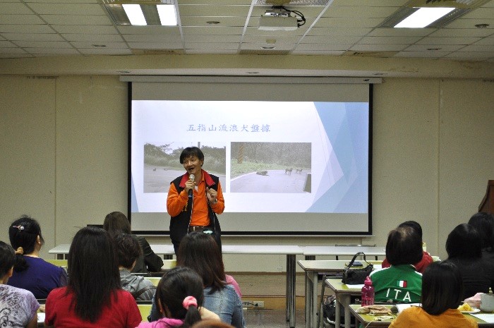 汐止區長青里長陳建興講授動物友善社區的經驗(防疫前資料照片)。  圖：新北市動保處提供