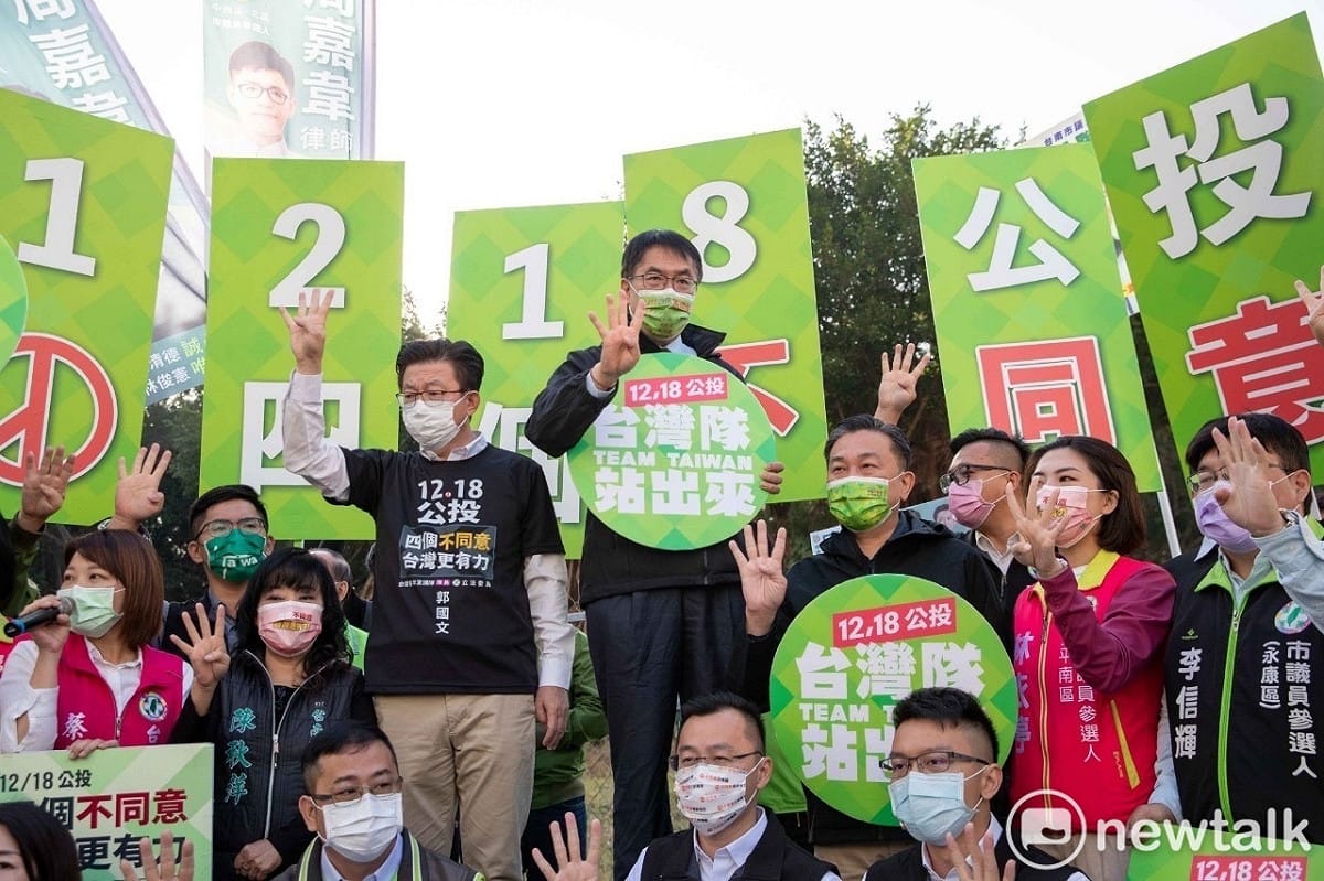 黃偉哲即帶領民進黨籍立委、市議員和黨公職，在小東路、中華東路口，向路過民眾報告「四個公投不同意」的理由。 圖：黃博郎／攝