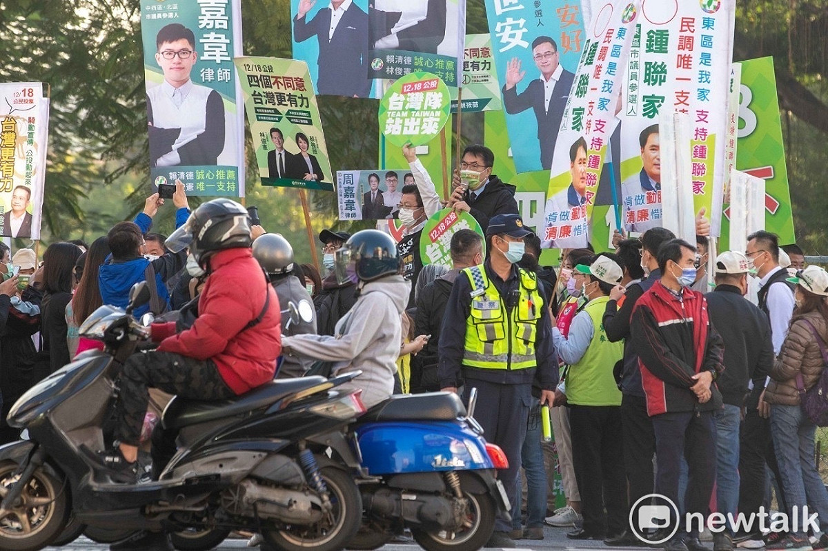 黃偉哲即帶領民進黨籍立委、市議員和黨公職，在小東路、中華東路口，向路過民眾報告「四個公投不同意」的理由，希望由民主勝地台南帶頭穩住台灣，迎向世界，不少路過民眾看到市長宣講，紛紛比讚。 圖：黃博郎／攝（資料照）