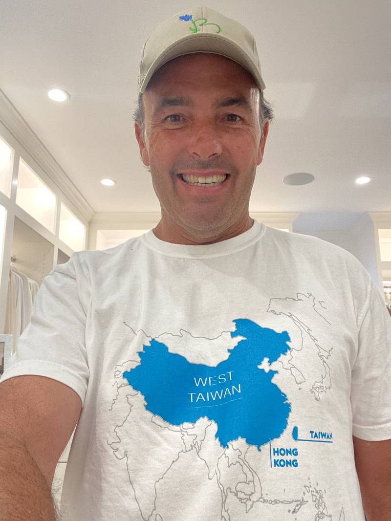 美國金融大亨、避險基金海曼資本創辦人巴斯（ Kyle Bass ）穿著一件「西台灣」的衣服自拍發文。 圖：截取自Kyle Bass推特