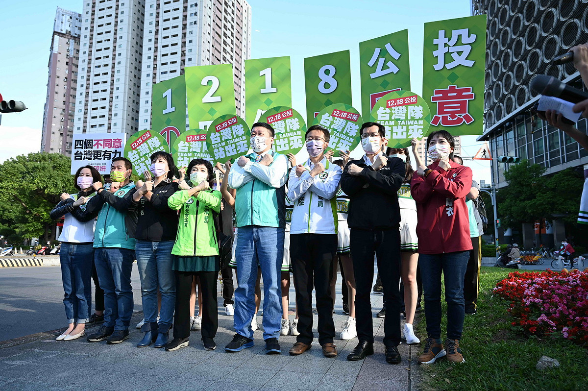 民進黨新北市黨部主委何博文偕立委羅致政、張宏陸及多位市議員、市議員擬參選人一字排開，進行公投宣講。 圖：民進黨新北市黨部提供