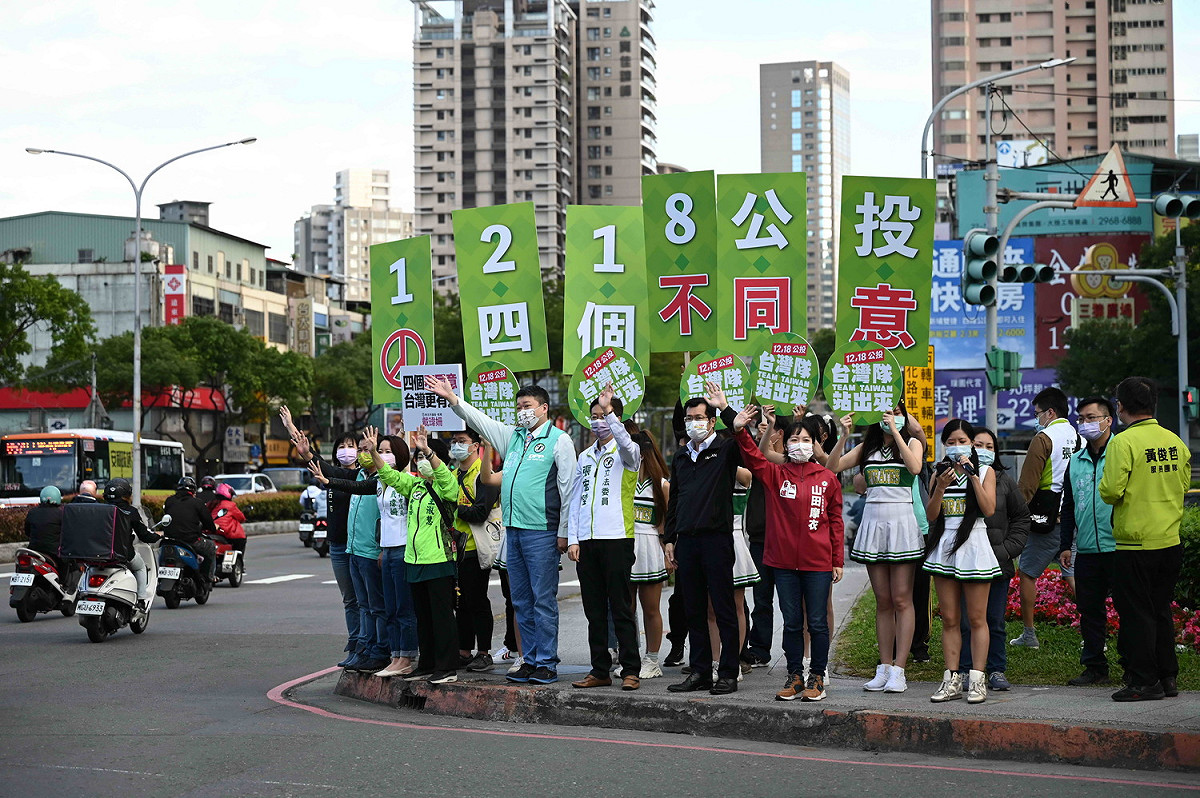 民進黨新北市黨部今早在板橋區民生路、文化路口的捷運新埔站出口進行街頭宣講，相當吸睛。 圖：民進黨新北市黨部提供