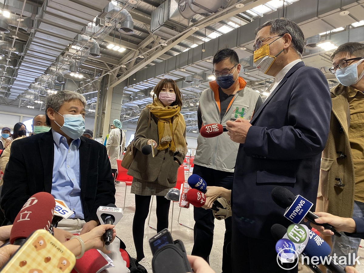 台北市副市長蔡炳坤關注民眾施打情形。 圖：周煊惠 / 攝