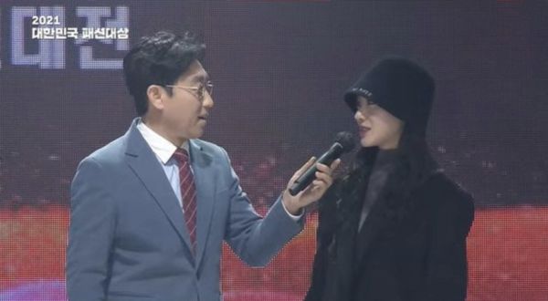 「最美舞者」no:ze上時尚秀被主持人金鉉旭刁難。 圖／翻攝自2021大韓民國時尚大賞