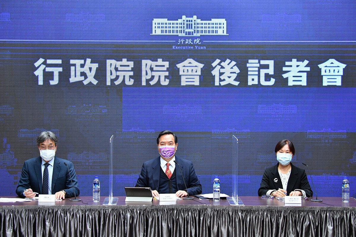 行政院政委兼發言人羅秉成（中）今（9）天澄清，三接沒有蓋在藻礁上，而是外推後接取天然氣，「使用棧橋」已經是對生態影響最小的方式。 圖：行政院提供