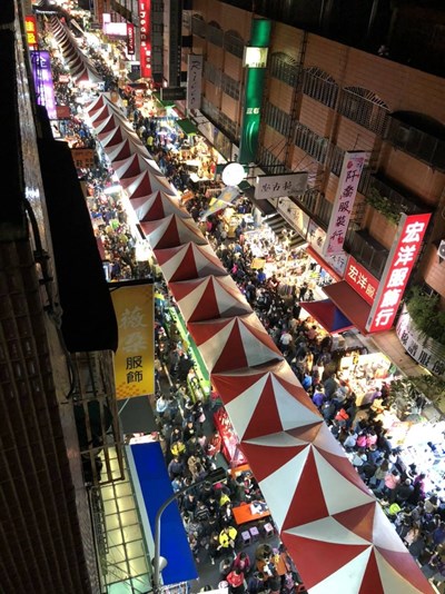 台中市三個商圈將辦年貨大街，經發局強調今年逛攤位，禁止試吃。 圖：台中市政府／提供