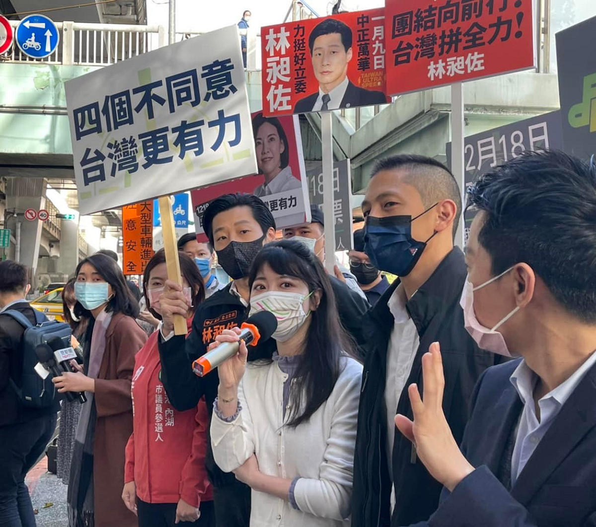 民進黨立委高嘉瑜和民進黨台北市黨部主委吳怡農、立委林昶佐、何志偉等人，一同出席公投宣講。 圖：擷取自高嘉瑜臉書