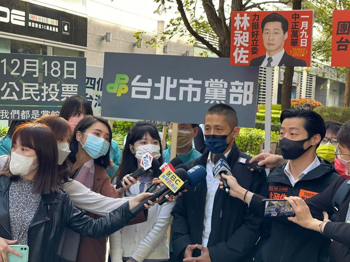 民進黨立委高嘉瑜和民進黨台北市黨部主委吳怡農、立委林昶佐、何志偉等人，一同出席公投宣講。 圖：擷取自高嘉瑜臉書