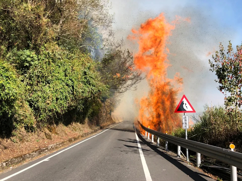 合歡山公路今(9日)下午 1 點左右下邊坡發生火燒山意外。 圖 : 公路總局提供