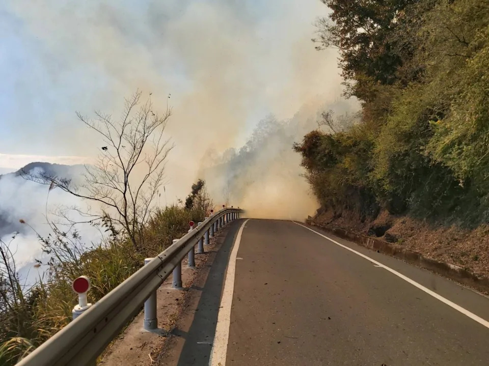 合歡山公路今(9日)下午 1 點左右下邊坡發生火燒山意外。 圖 : 公路總局/提供