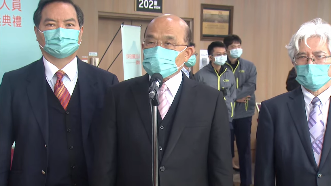 行政院長蘇貞昌今（9）天下午出席「行政院模範公務人員頒獎典禮」前受訪強調，「把網軍、把所謂不當的宣傳等湊在一起，是惡意的抹黑」。 圖：擷自直播畫面