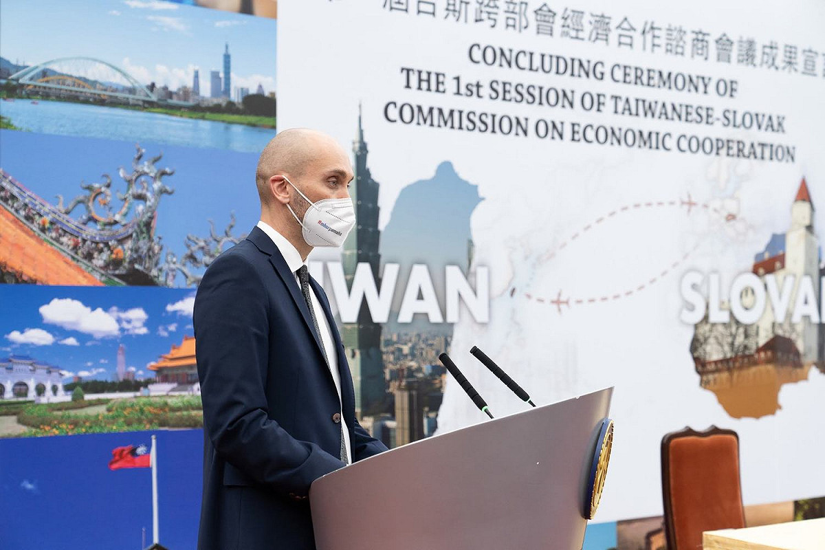 斯洛伐克經濟部政務次長葛力克（Karol Galek）出席見證台斯簽署「第一屆台斯跨部會經濟合作諮商會議成果宣言」並致詞。 圖：外交部提供