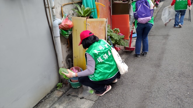 永和區大同里環保志工進行環境維護。