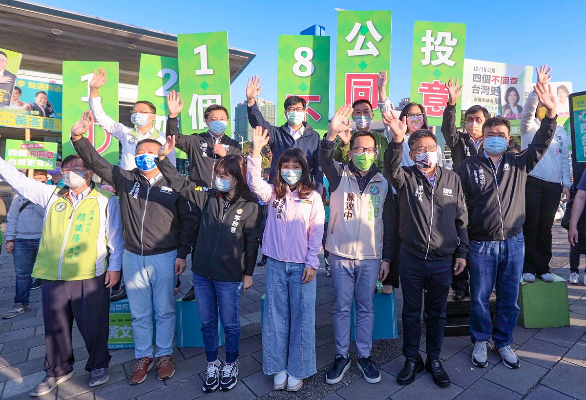高雄市民進黨黨公職路口籲民眾12月18日投下「四個不同意」。 圖：民進黨高雄市黨部提供