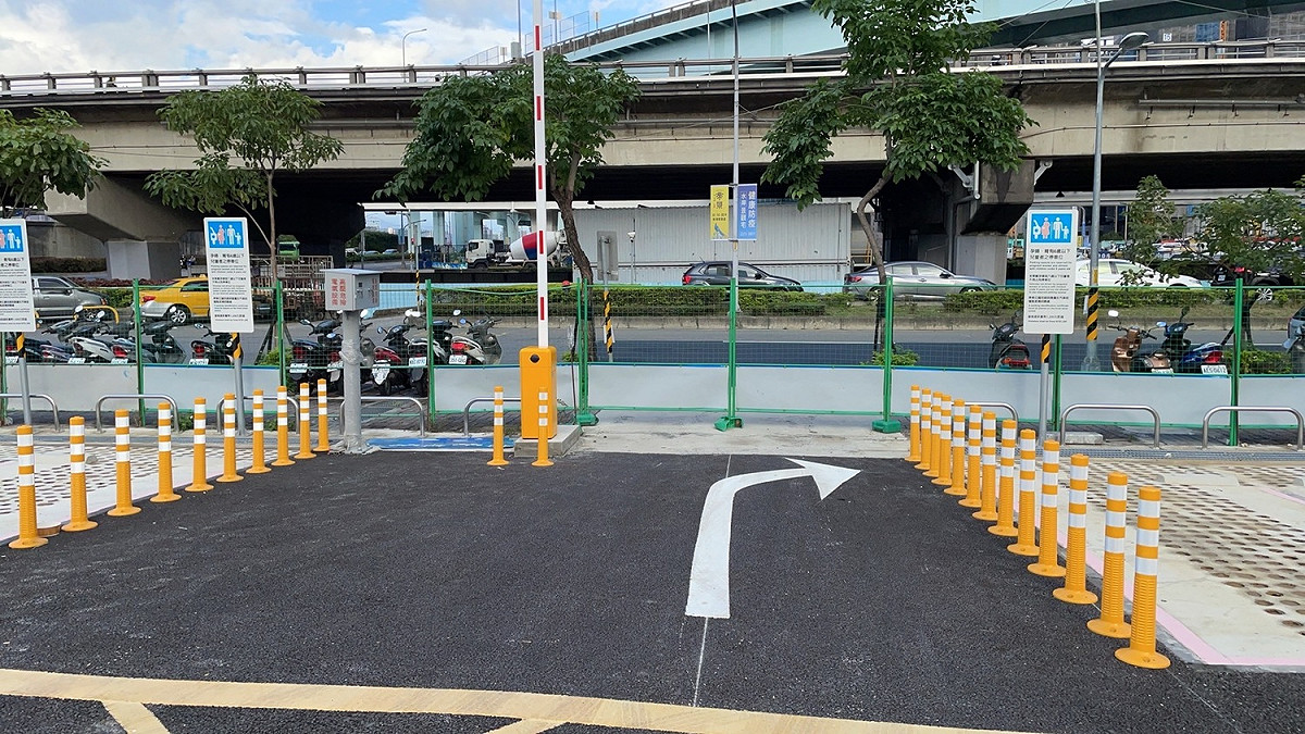 新都段臨時平面停車場出入口。 圖：新北市交通局提供
