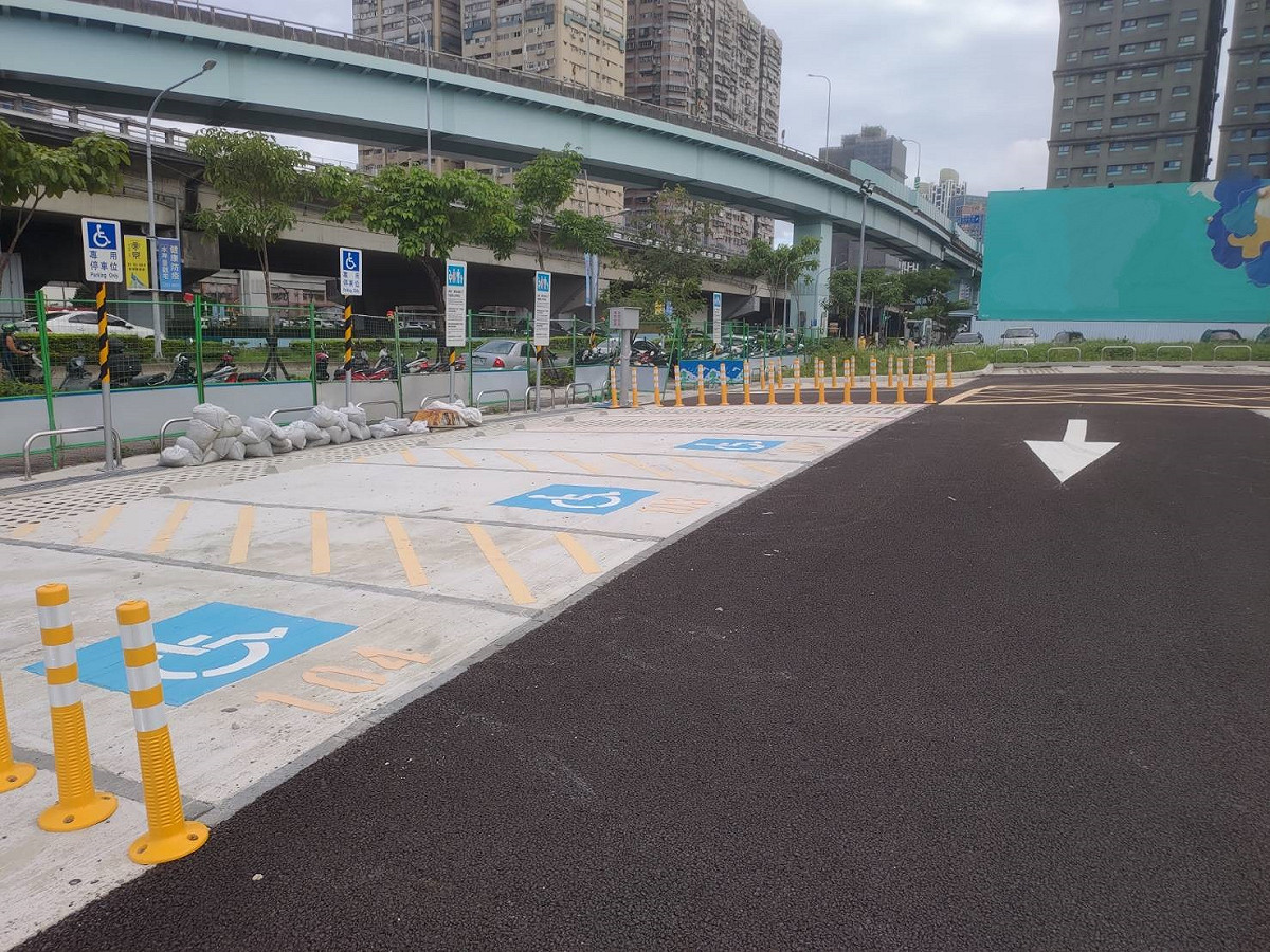新都段臨時平面停車場專用車格。 圖：新北市交通局提供