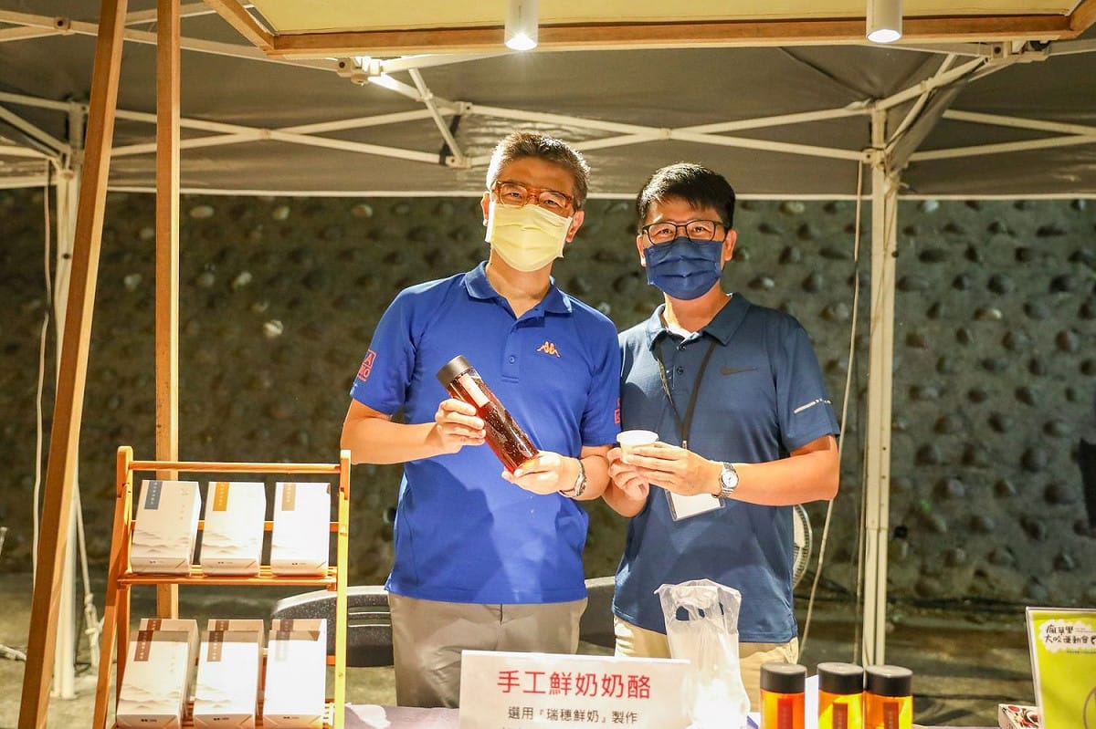 石門青農謝宜良與農業局長李玟。 圖：新北市農業局提供
