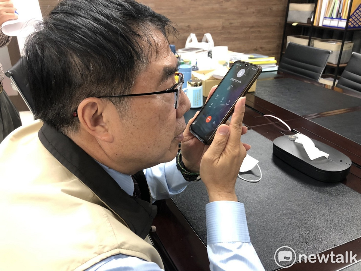 屏東青年發起不斷電「民主急行軍」苦行，今、明兩天要徒步100公里，立委鍾佳濱也加入，訴求「核三再見，核四不見」，台南市長黃偉哲今日利用行程空檔，與鍾佳濱、青年「黑輪仔」視訊10分鐘，給這些反核四重啟的青年和鍾佳濱加油打氣。 圖：黃博郎／攝