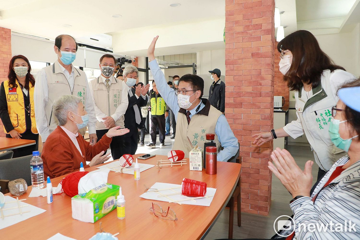 台南市首座銀髮悠活園區熱鬧啟用，台南市長黃偉哲出席開幕儀式見證台南市老人照顧服務邁向新里程碑，並期許園區成為台南優質高齡友善服務的示範新指標。 圖：黃博郎／攝