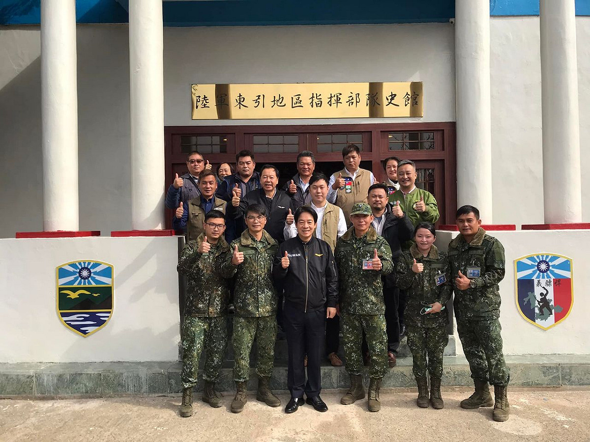 賴清德前往陸軍東引地區指揮部隊史館參訪。 圖：李問臉書