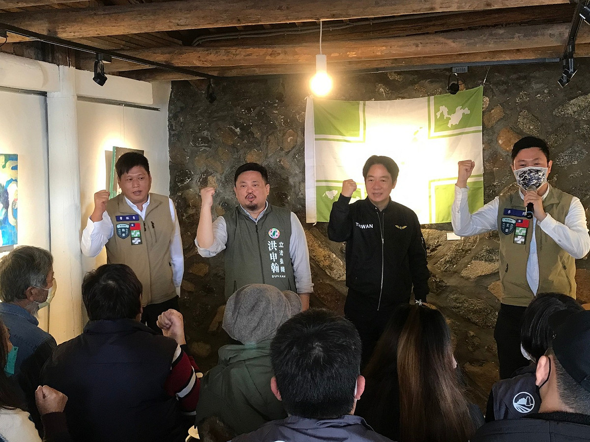 在公投說明會尾聲，賴清德與李問等人高喊「1218 四個不同意，東引更有力」口號。 圖：李問臉書