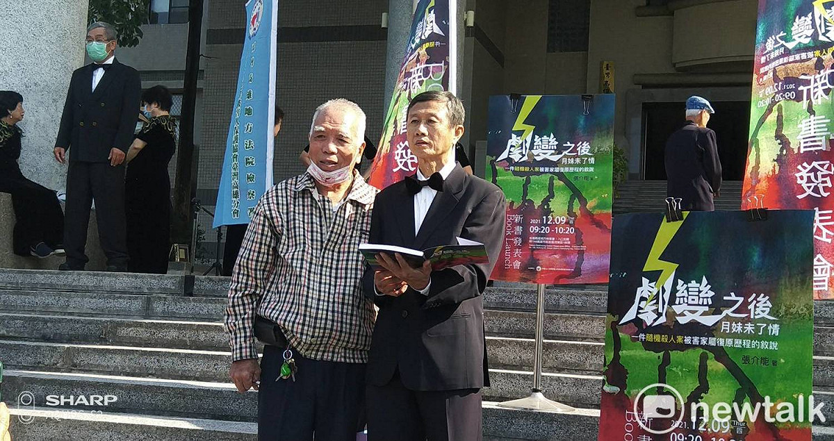 張介能(右)現場為書迷簽書。 圖：孫家銘攝