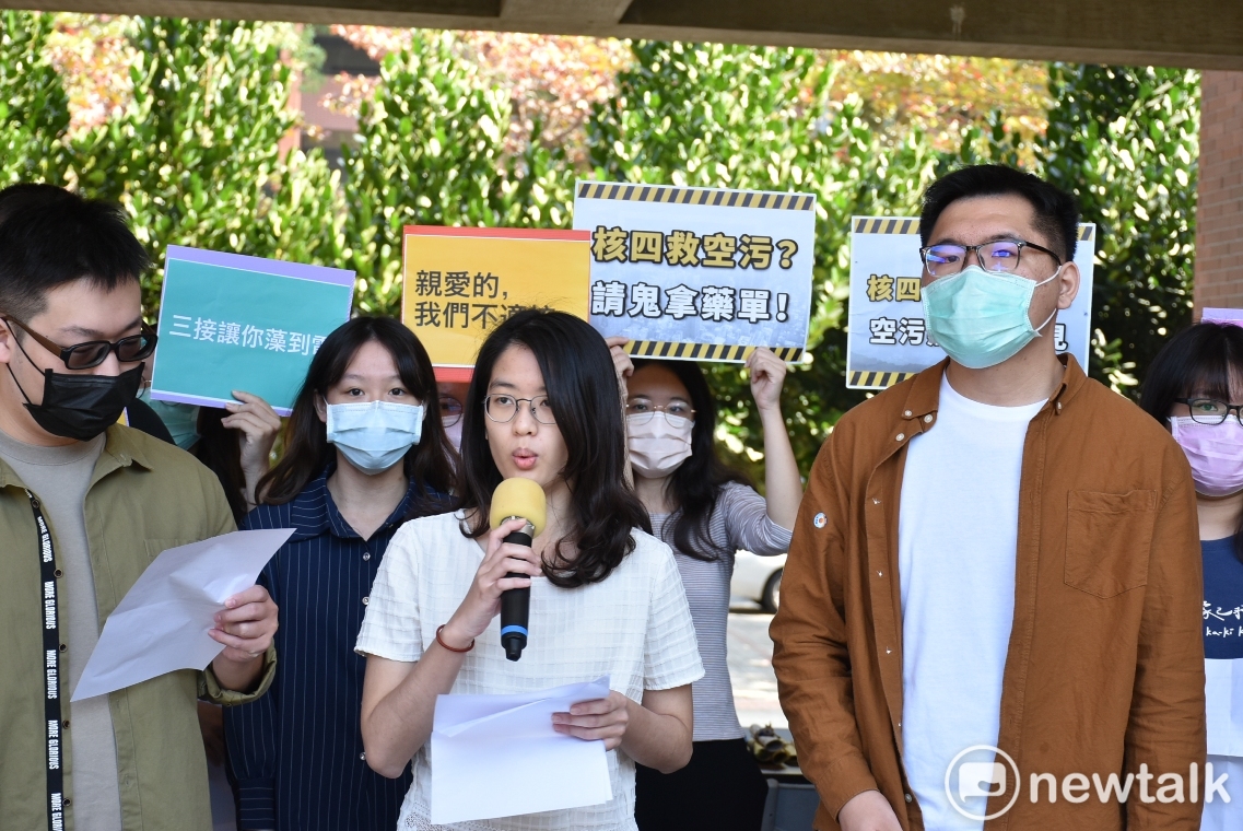 活動發起人何品萱(中)呼籲學生「站出來，自己做出決定。」 圖：孫家銘攝