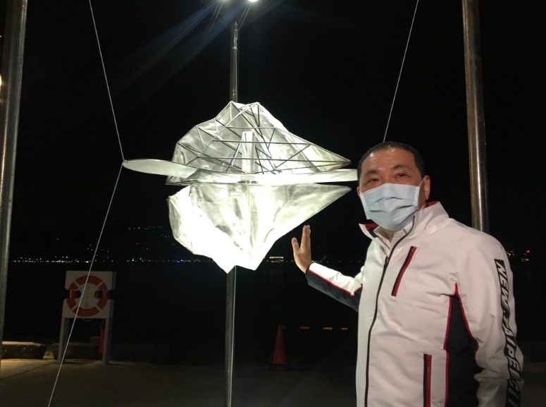 侯友宜表示，今年新北跨年夜除在淡江大橋兩岸施放臺灣首場13分14秒的「跨河煙火」，還有紙風車劇團帶來大小朋友最喜愛的歌舞音樂劇碼《雞城故事》。 圖：新北市文化局提供
