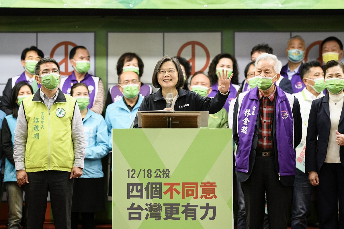 蔡英文表示，唯有公投「4個不同意」，台灣才能像注射疫苗後有保護力，也才能在國際上走出去。 圖：民進黨提供