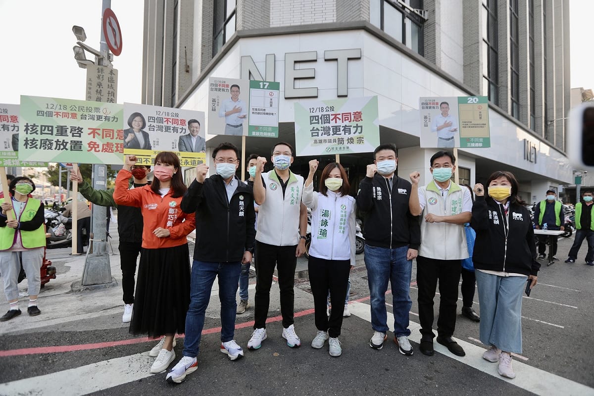 趙天麟(左二)與黨籍議員與擬參選人早市為公投拉票。 圖：民進黨高雄市黨部提供