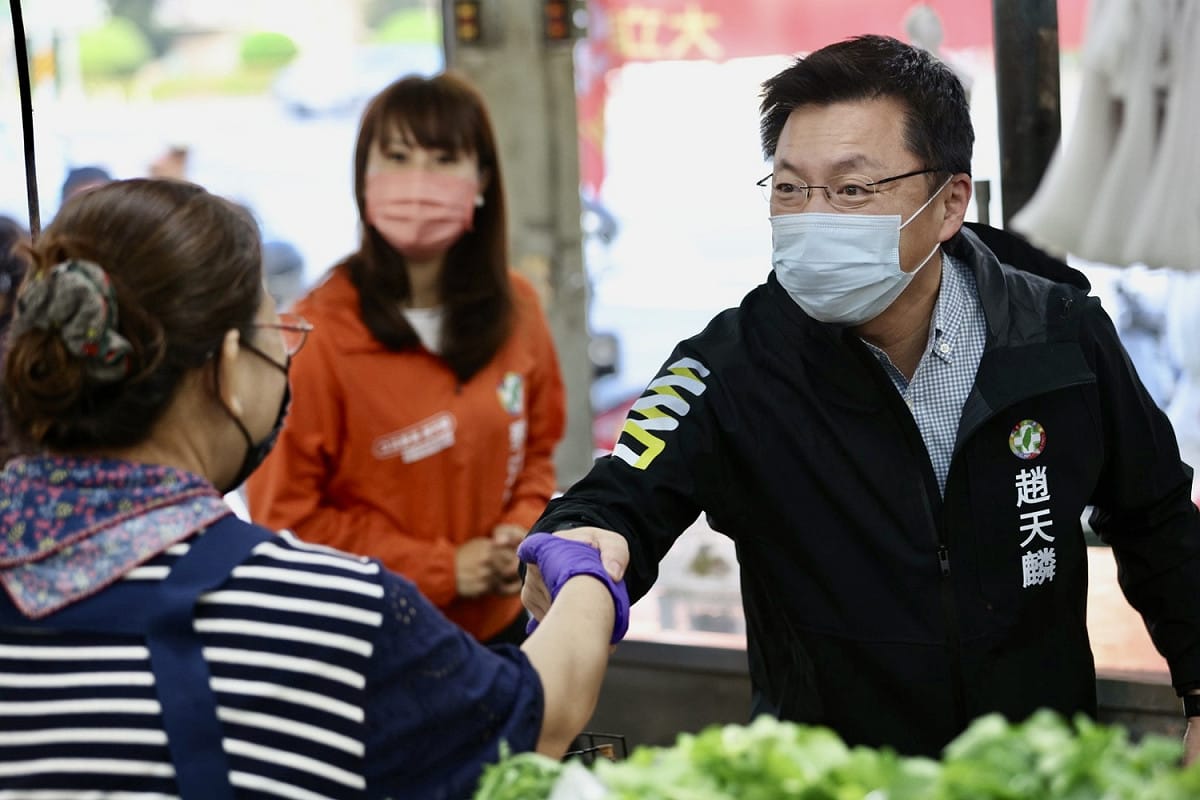 趙天麟(右)與早市賣的菜販親切握手。 圖：民進黨高雄市黨部提供