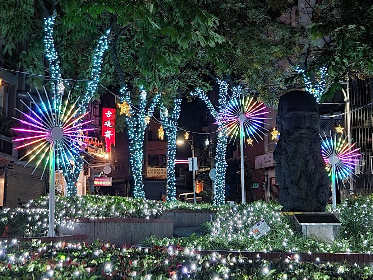 馬偕銅像三角公園-聖誕冒險森林。 圖：淡水區公所提供