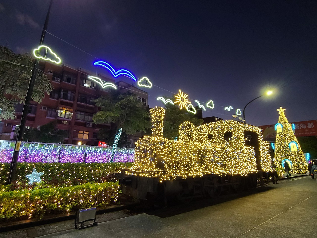 淡水老街廣場-復刻舊火車頭。 圖：淡水區公所提供