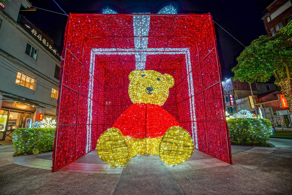 淡水老街廣場燈飾-聖誕熊禮盒(夜間)。 圖：淡水區公所提供