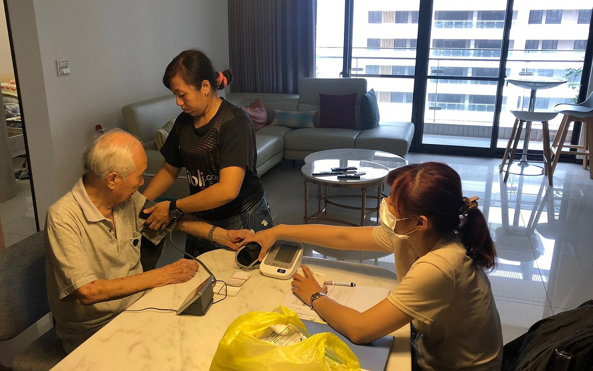 新北市提供免費到宅指導外籍家庭看護工照護技巧(照片人物非新聞個案)。 圖：新北市勞工局提供