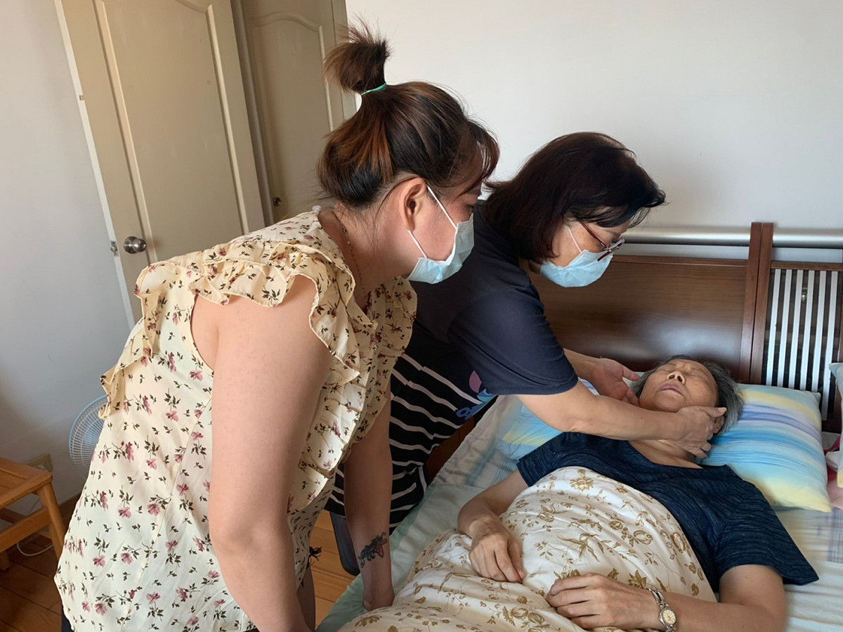 照服員指導外籍家庭看護工移動照護技巧(照片人物非新聞個案)。 圖：新北市勞工局提供