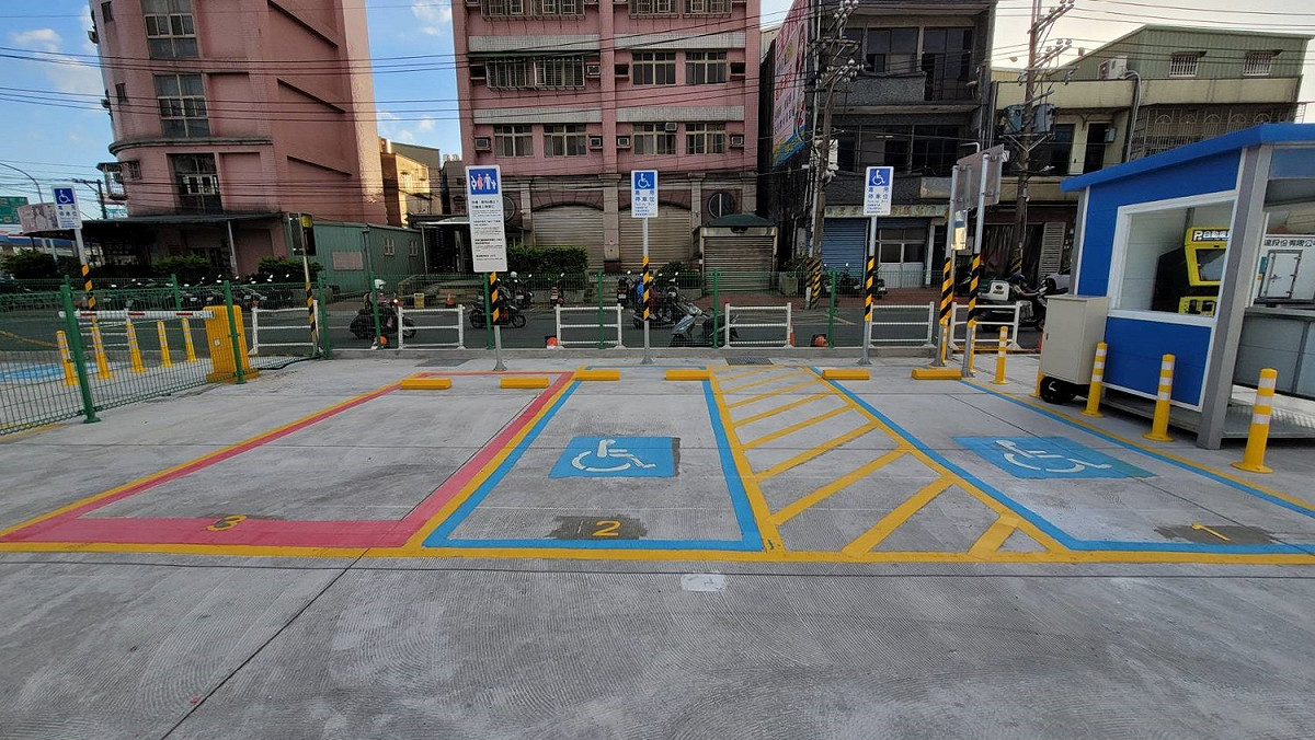 交通局長鍾鳴時表示，新莊建國一路平面停車場將自12月15日中午12時起試營運至12月底。 圖：新北市交通局提供