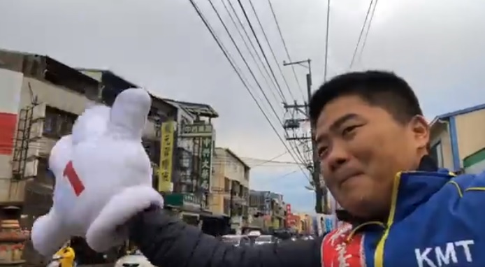 顏寬恒在2020立委選戰競選期間，就曾用過4指手套出來拜票。 圖:顏寬恒臉書