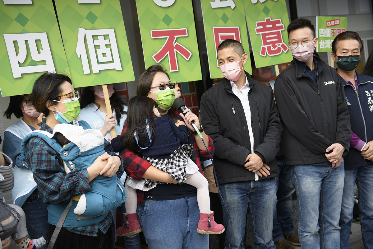 民主進步黨今（10）日由副秘書長林飛帆（右2）、台北市黨部主委吳怡農（右3）參與「台灣隊站出來　遍地開花總動員」，合體前進菜市場掃街，爭取更多台灣隊友站出來，投下「四個不同意」。 圖：民進黨提供