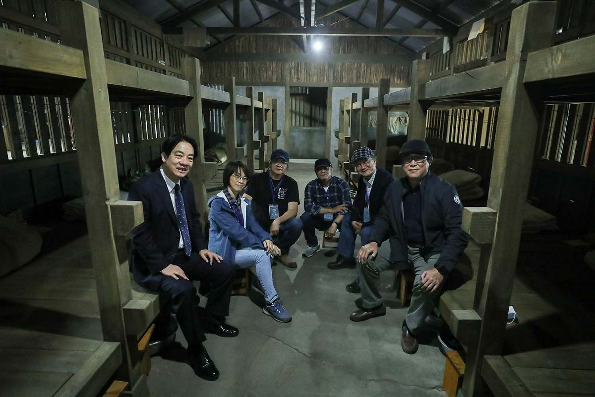 賴清德副總統（左1）前往《流麻溝十五號》拍攝現場探班，感謝出品人姚文智（右1）、導演周美玲（左2），拍出台灣人的故事。 圖：取自賴清德臉書
