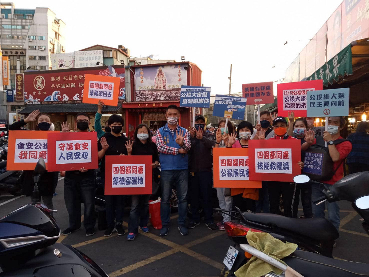 鄭伯其到黃昏市場為公投宣講。 鄭伯其/提供