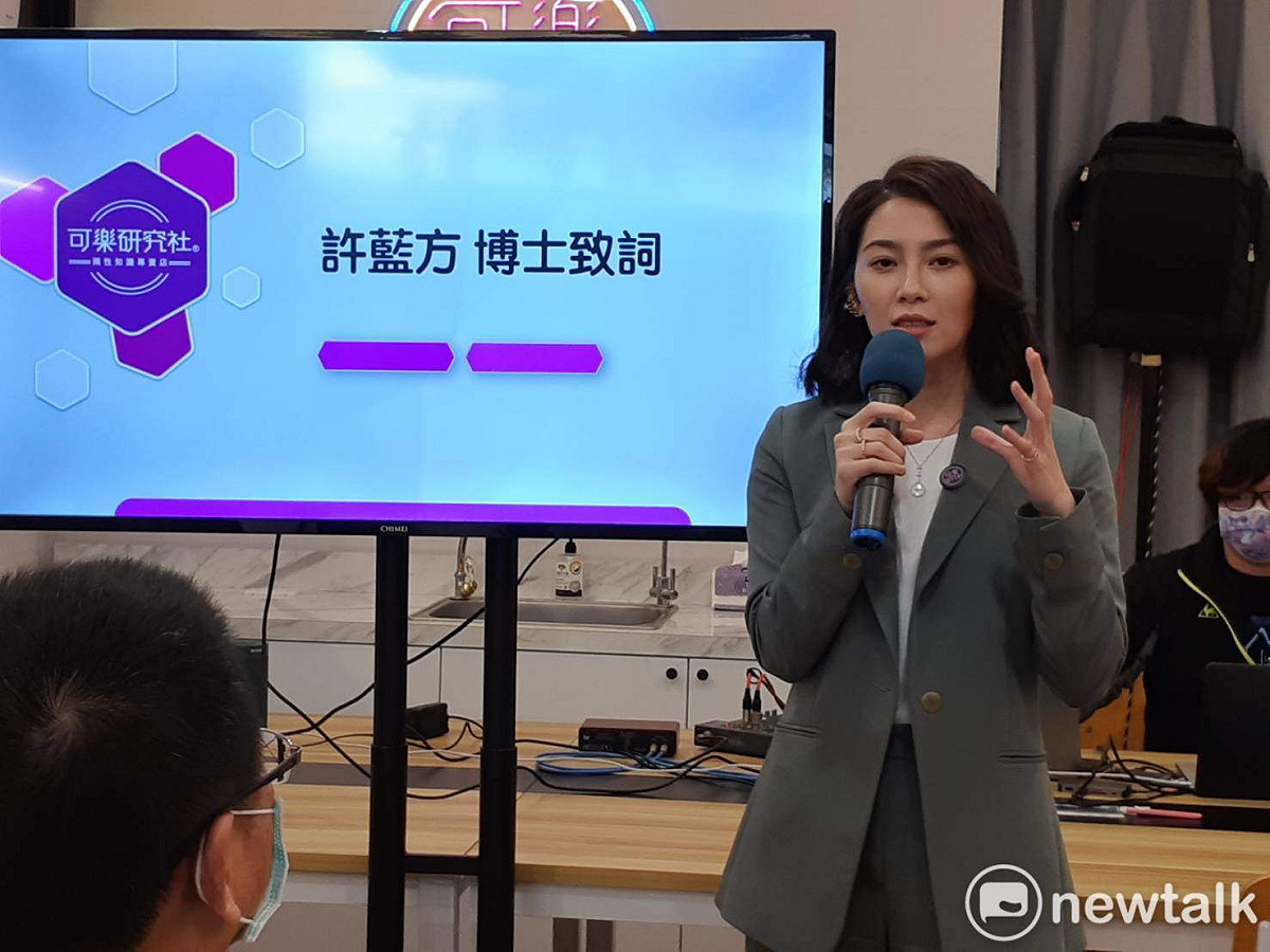 有「最美博士」之稱的許藍方今天出席嘉義市「可樂研究社」開幕茶會。 圖：蔡坤龍/攝