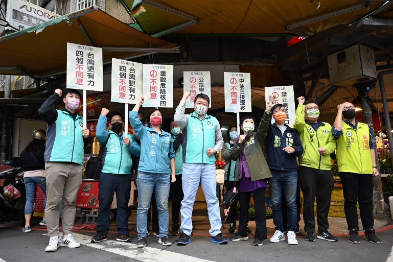 民進黨新北市黨部赴市場宣講公投四個不同意。 圖：民進黨新北市黨部提供