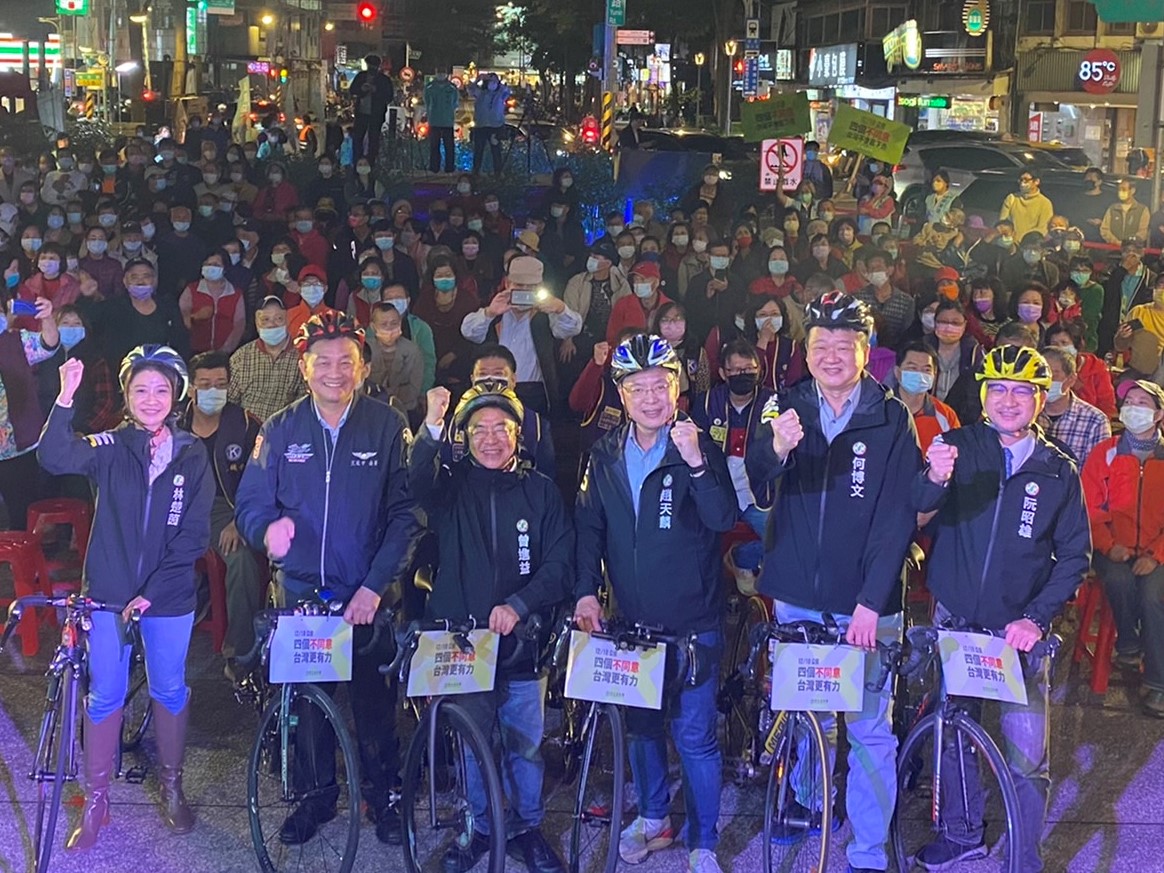 民進黨新北市議員擬參選人曾進益(左3)辦理公投說明會，同黨立委王定宇、趙天麟、林楚茵、新北議員何博文、北市議員阮昭雄等人都到場助講。 圖：曾進益競選團隊／提供