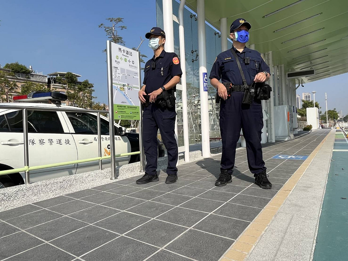 高雄輕軌C17至C20站確定在16日試營運，高捷警隊提醒民眾勿闖入，以免影響行車安全。 圖/高雄市政府提供