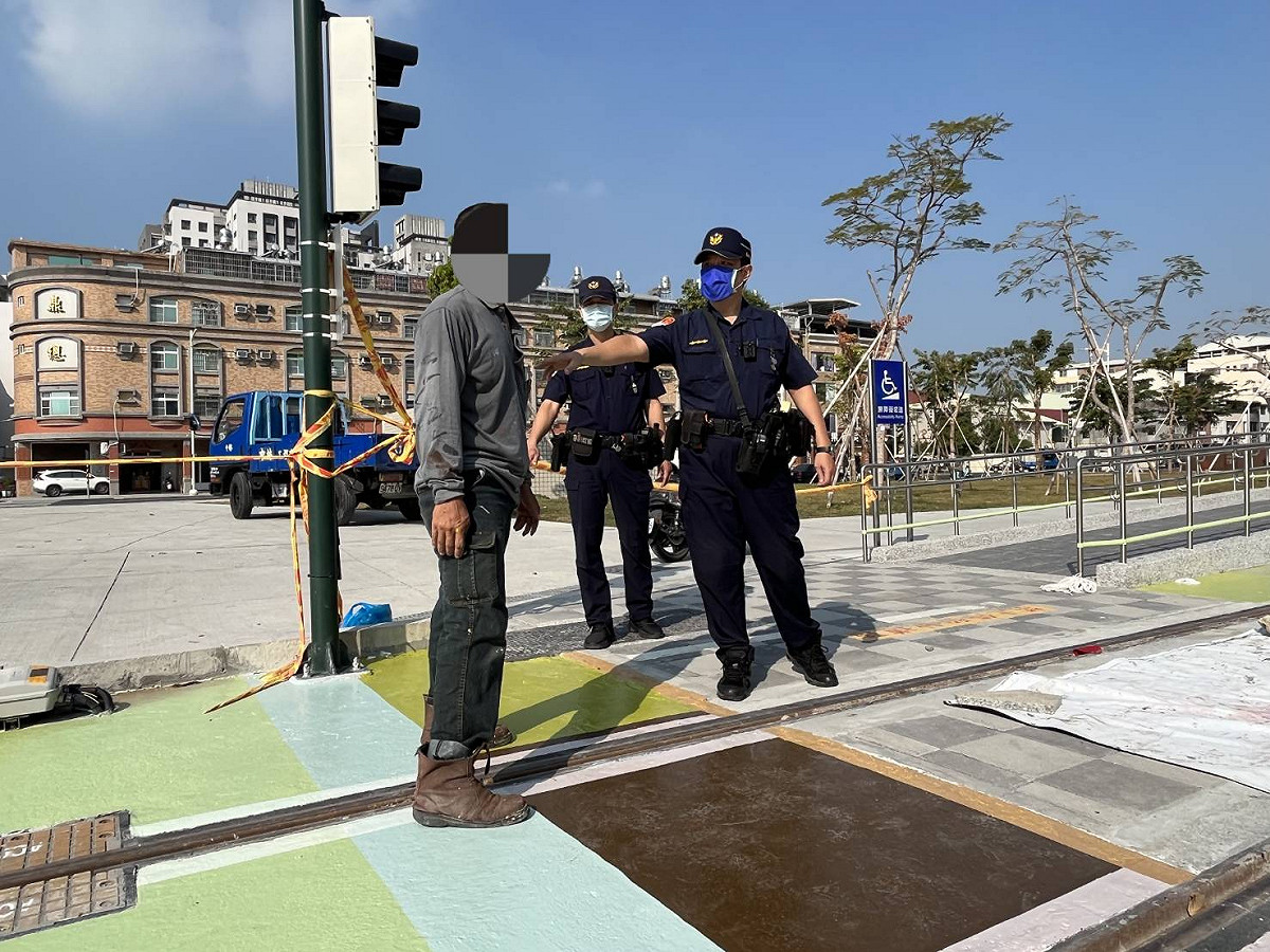 高雄輕軌C17至C20站確定在16日試營運，高捷警隊提醒民眾勿闖入，以免影響行車安全。 圖/高雄市政府提供