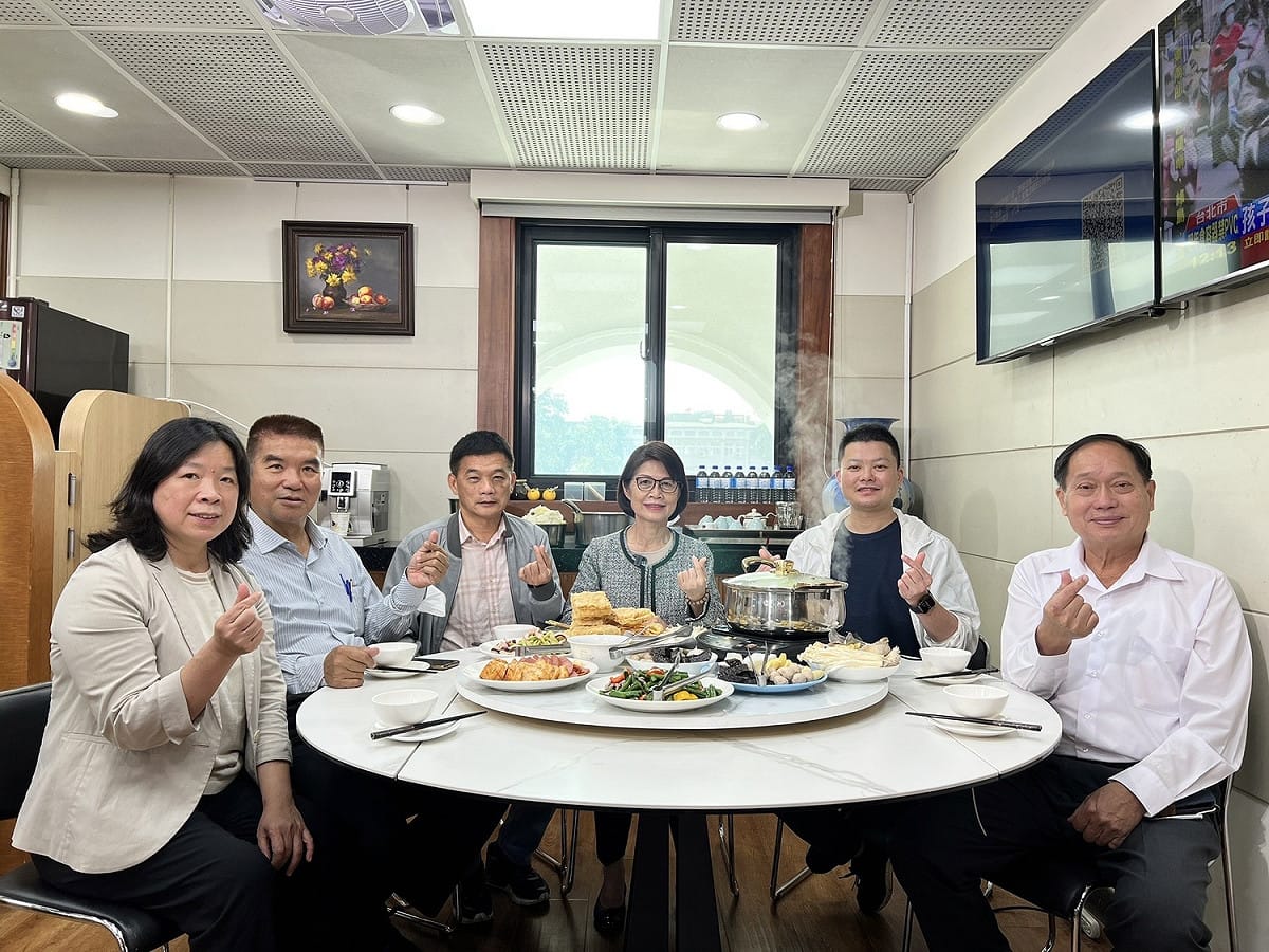 高市議長曾麗燕(右三)率議員活動「大港吃鍋」活動。 圖：高雄市觀光局提供