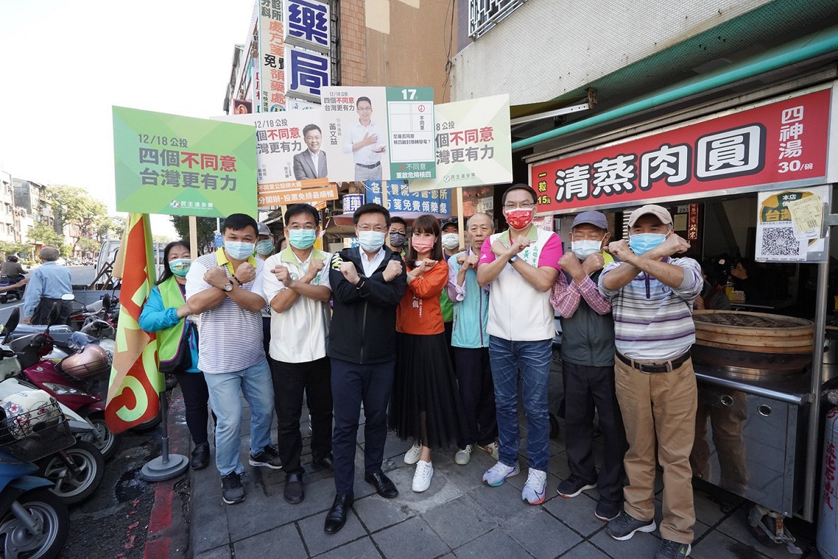 趙天麟(前排左三)率隊在三和市場公投宣傳。 圖：民進黨高雄市黨部／提供