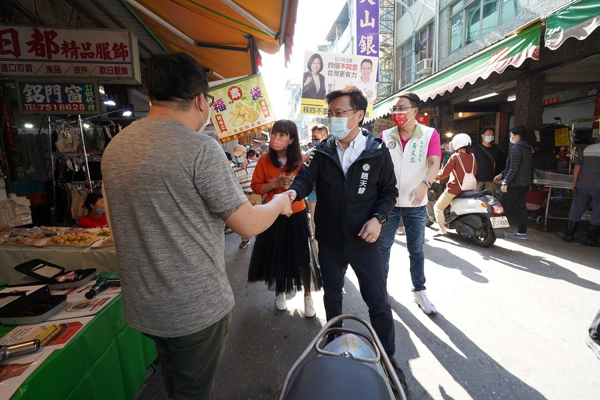 趙天麟勤跑市場握每一雙手。 圖：民進黨高雄市黨部／提供